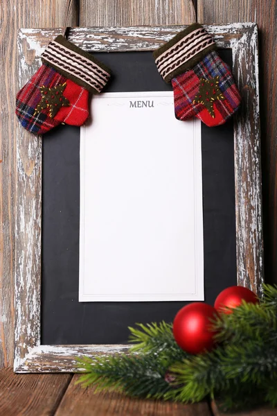 Доска меню с рождественским оформлением на фоне деревянных досок — стоковое фото