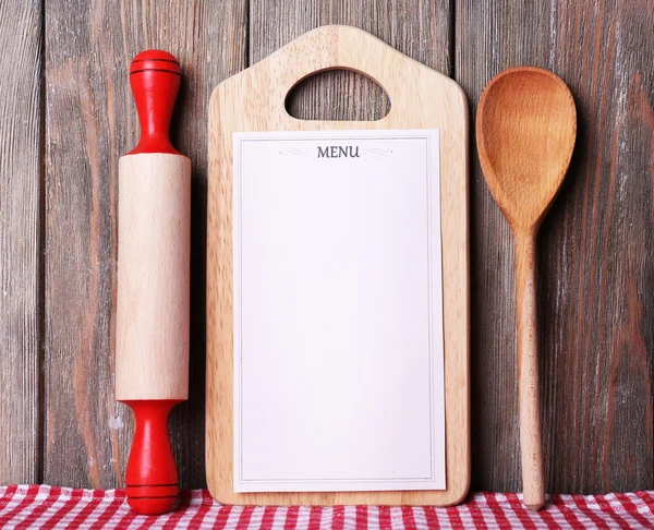 Tabla de cortar con hoja de menú de papel, con tomates cherry y lechuga sobre fondo de tablones de madera — Foto de Stock