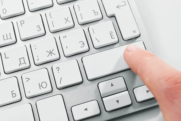 Kvinnliga finger med tangentbord på vit bakgrund — Stockfoto