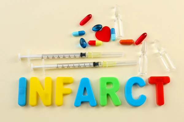 Médicaments avec mot Infarct sur fond coloré — Photo