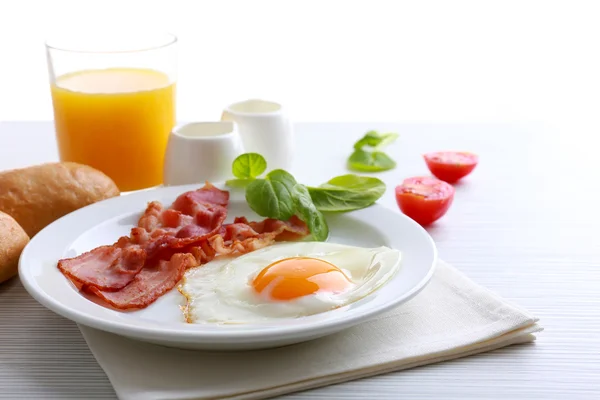 Spek en eieren op houten tafel van kleur en witte achtergrond — Stockfoto