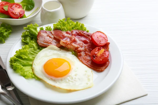 Spek en eieren op een houten tafel achtergrond kleur — Stockfoto