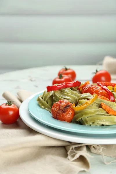 Sabrosa pasta con pimienta, zanahoria y tomates sobre fondo de mesa de madera — Foto de Stock