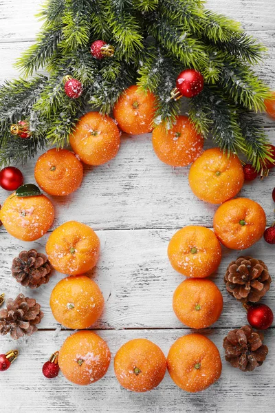 Kerstmis samenstelling met mandarijnen op houten achtergrond — Stockfoto