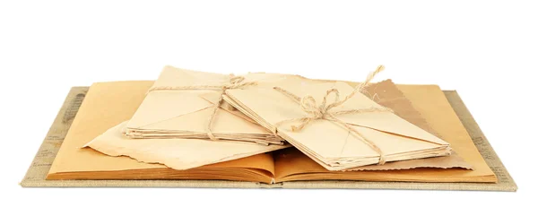 Eski mektupları ve üzerinde beyaz izole kitap — Stok fotoğraf