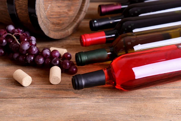 Różne butelki wina na stół szczegół — Zdjęcie stockowe