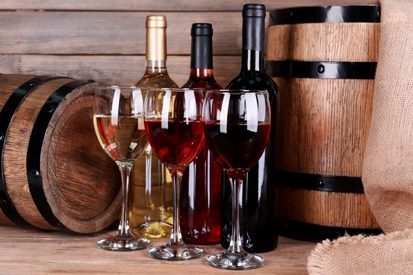 Verschillende wijn op tafel op houten achtergrond — Stockfoto