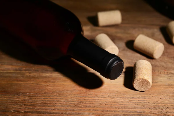 Butelka wina na stół szczegół — Zdjęcie stockowe