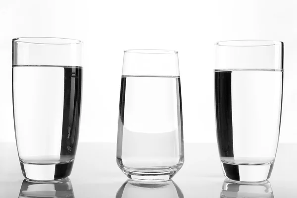 Vasos de agua sobre fondo claro — Foto de Stock