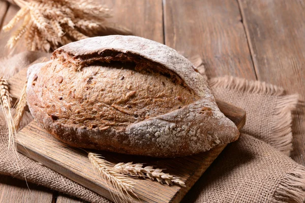 Смачний хліб на столі крупним планом — стокове фото