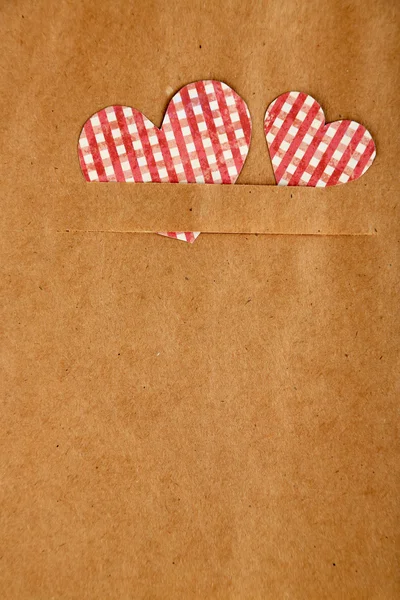Бумажные сердечки на коричневом фоне, закрыть — стоковое фото