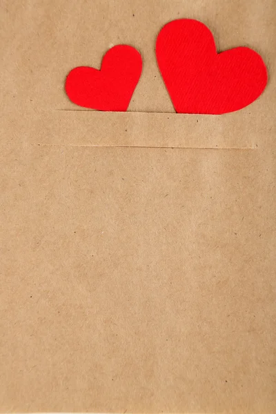 Papper hjärtan på brun bakgrund, närbild — Stockfoto