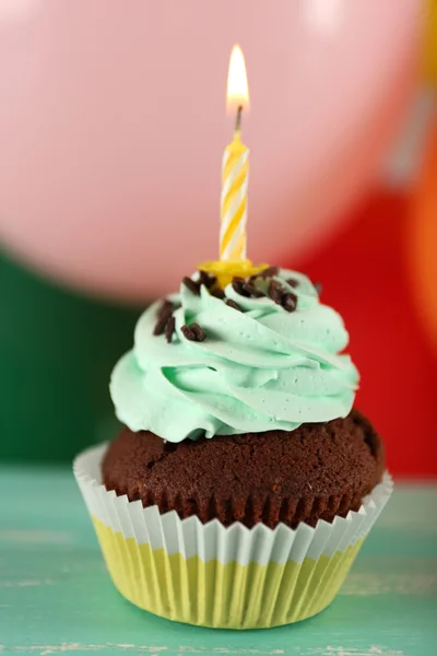 Urodziny pyszne ciastko na stole na jasnym tle — Zdjęcie stockowe