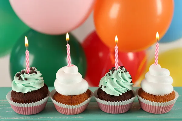 Heerlijke verjaardag cupcakes op tafel op lichte achtergrond — Stockfoto