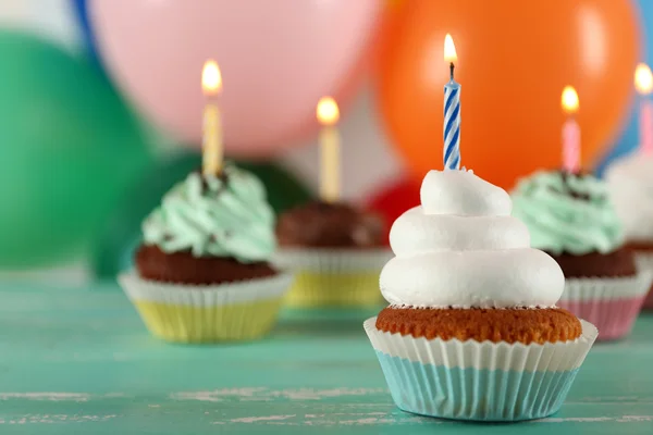 Délicieux cupcakes d'anniversaire sur la table sur fond lumineux — Photo