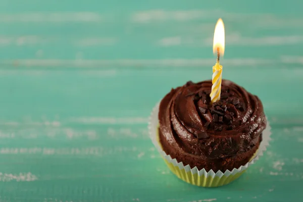 Delizioso cupcake di compleanno su sfondo di legno — Foto Stock