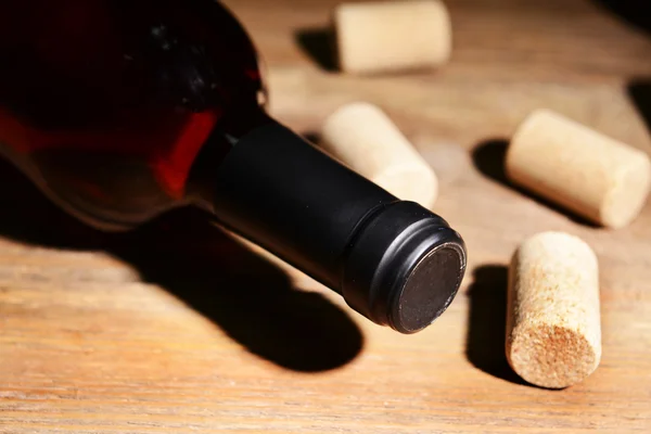 Fles wijn op tabel close-up Stockfoto