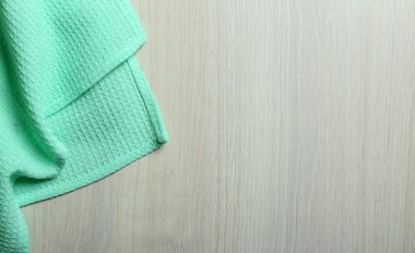 Tahta masadaki peçete.