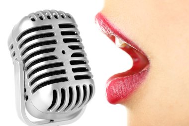 Şarkı söyleyen kadın ve retro mikrofon, karaoke kavramı