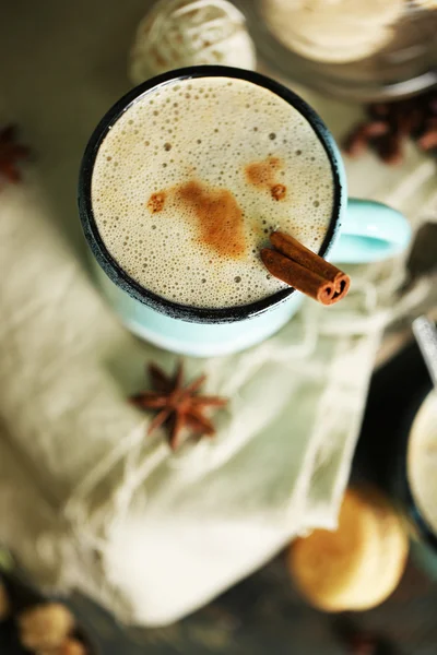 Hermosa composición con sabroso capuchino sobre mesa de madera — Foto de Stock