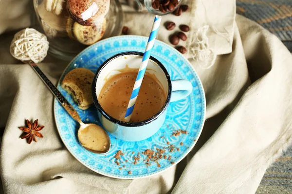 Vackra komposition med smutsig kopp cappuccino — Stockfoto