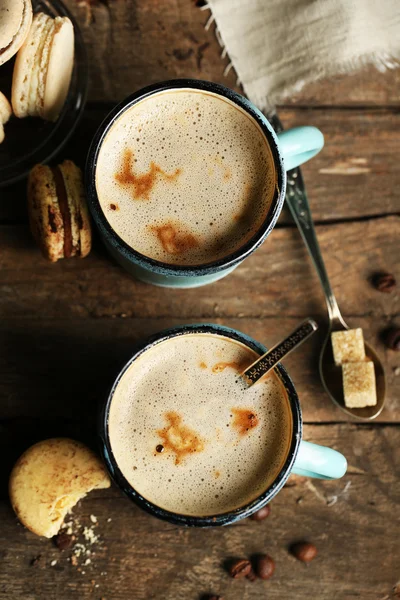 Komposisi yang indah dengan cappuccino lezat di atas meja kayu — Stok Foto