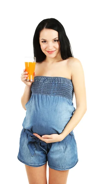 Piękna młoda kobieta w ciąży z szklankę świeżego soku na białym tle — Zdjęcie stockowe