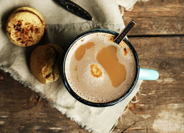 Hermosa composición con sabroso capuchino sobre mesa de madera — Foto de Stock