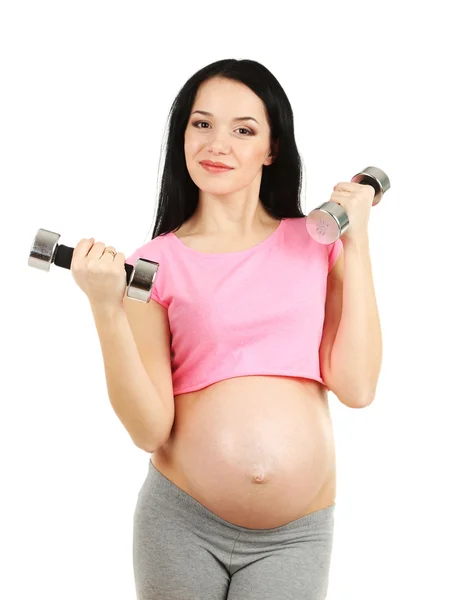 Giovane donna incinta con manubri isolati su bianco — Foto Stock
