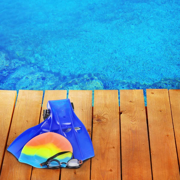 Accesorios de playa brillantes en el fondo de la piscina —  Fotos de Stock