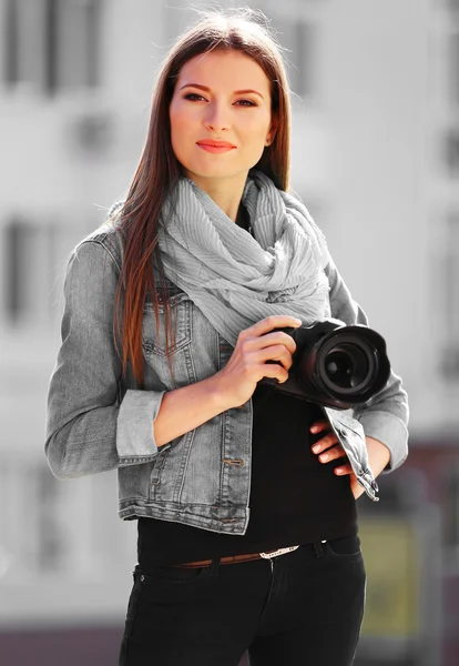 Jovem fotógrafo tirar fotos ao ar livre — Fotografia de Stock