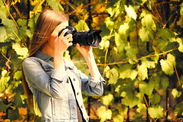 Young photographer taking photos outdoors — Stock Photo, Image