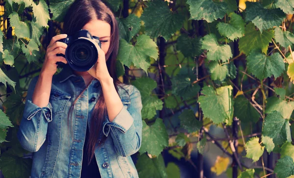 Joven fotógrafo tomando fotos al aire libre — Foto de Stock