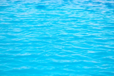 Yüzme havuzunda mavi su