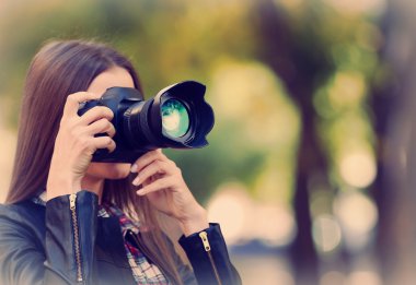 Genç fotoğrafçı alarak fotoğraf açık havada