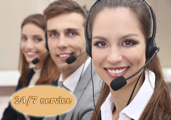 Operadores de centros de llamadas en la oficina, Concepto de soporte las 24 horas —  Fotos de Stock