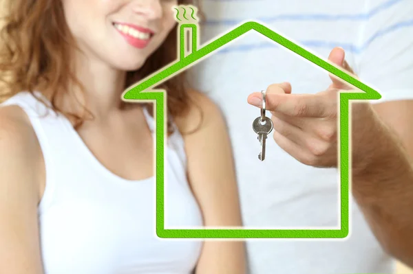 Verliefde paar met sleutels bij de opstelling van huis — Stockfoto