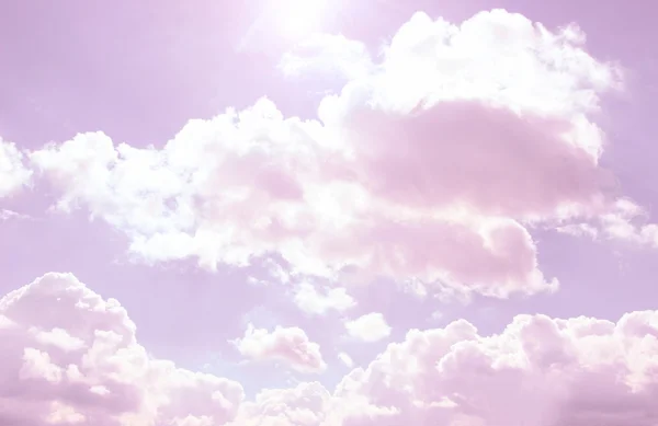 Fondo de cielo lila con nubes — Foto de Stock