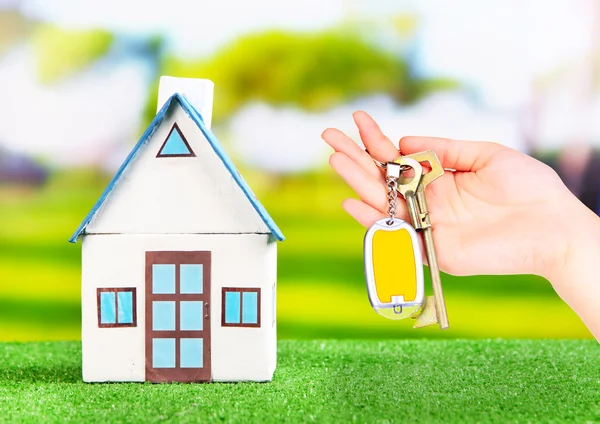 Key in hand and house model, Real estate concept — Stock Photo, Image
