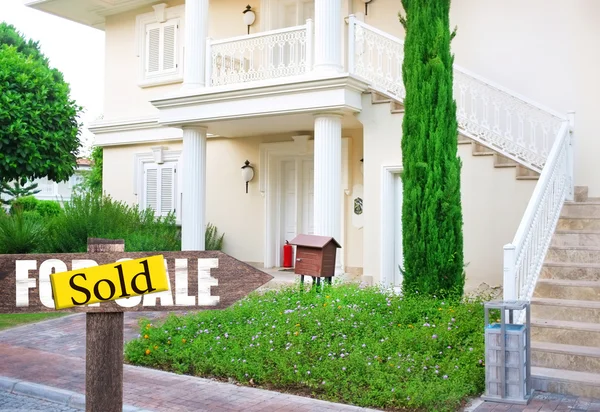 Verkauftes Haus zu verkaufen Immobilienschild vor neuem Haus — Stockfoto