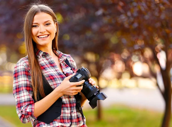 Ung fotograf ta bilder utomhus — Stockfoto