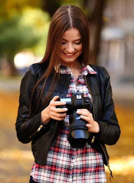 Young photographer taking photos outdoors — Stock Photo, Image