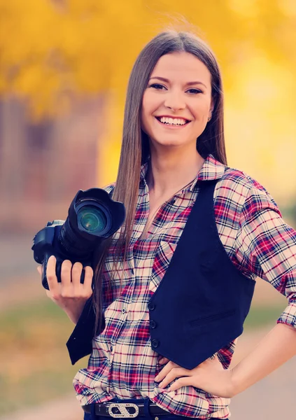 Junger Fotograf fotografiert im Freien — Stockfoto