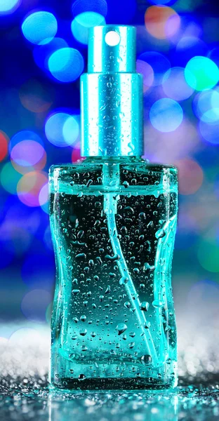 Perfume de mujer en hermosa botella sobre fondo brillante festivo — Foto de Stock