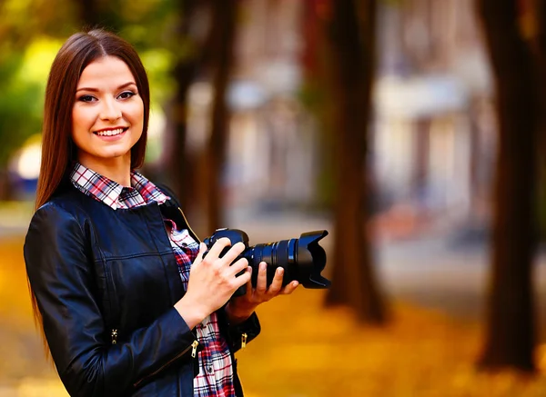 Joven fotógrafo tomando fotos al aire libre —  Fotos de Stock