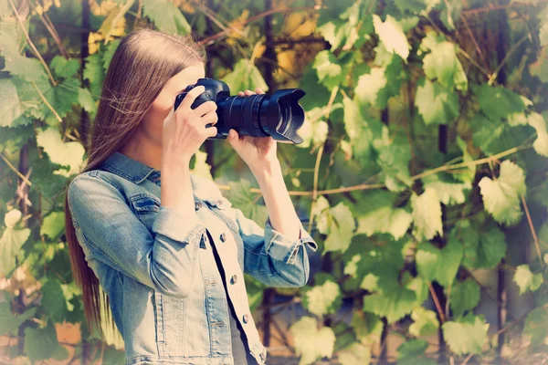 Junger Fotograf fotografiert im Freien — Stockfoto