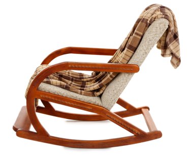 Modern sallanan sandalye üzerinde beyaz izole halı ile