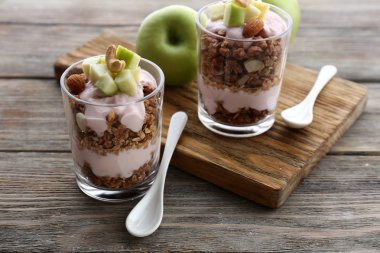 Müsli ve çilek tablo ile sağlıklı katmanlı tatlı