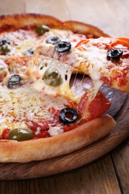 Yönetim Kurulu ve ahşap masa arka plan peynirli pizza
