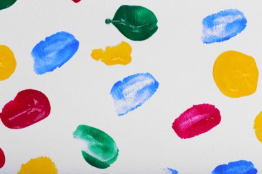 Kağıt arka plan üzerine renkli boya konturları